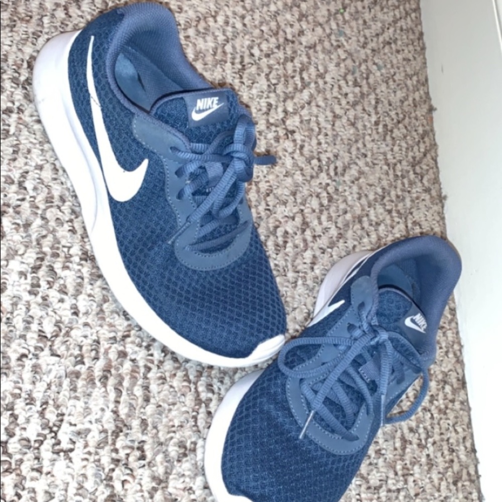 Nike’s size 8.5 women’s
